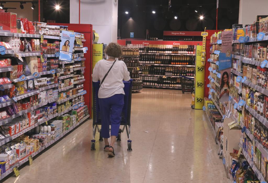 El cistell de productes bàsics s'encareix un 15,2% als supermercats, la major pujada de preus en 34 anys. ACN