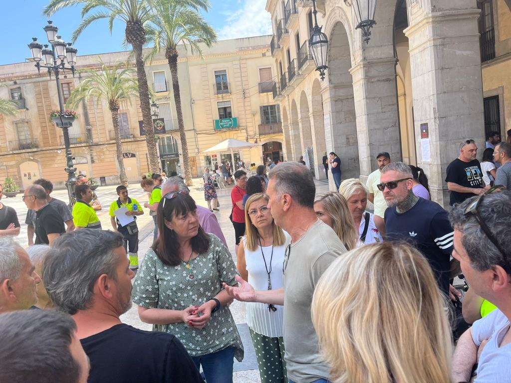 El comité de la neteja viària de Vilanova reclama a l'Ajuntament la readmissió dels 16 treballadors acomiadats. Susana Nogueira