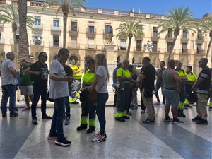 El comité de la neteja viària de Vilanova reclama a l'Ajuntament la readmissió dels 16 treballadors acomiadats