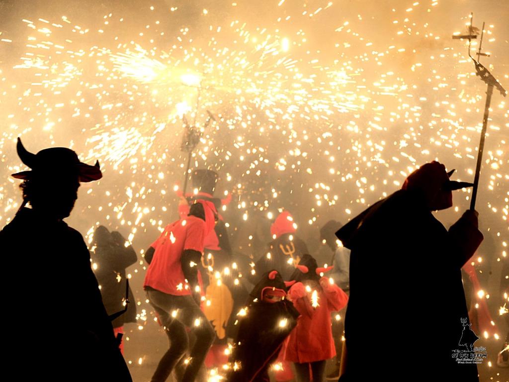 El Correfoc, la Bèstia i els Verstos dels Diables Se m'n Refum, protagonistes de la Festa Major de Sant Sadurní. EIX