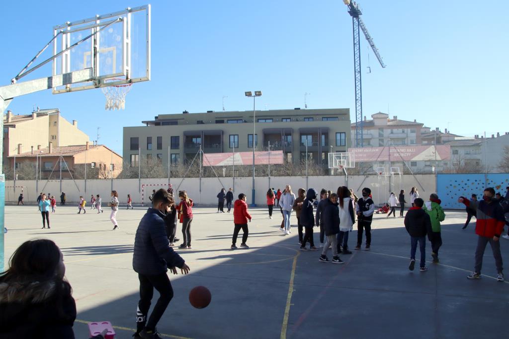 El Govern elimina a partir de dimecres les quarantenes de contactes estrets als centres educatius. ACN