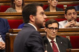 El líder del PSC, Salvador Illa, observant el president de la Generalitat, Pere Aragonès. ACN / Mariona Puig