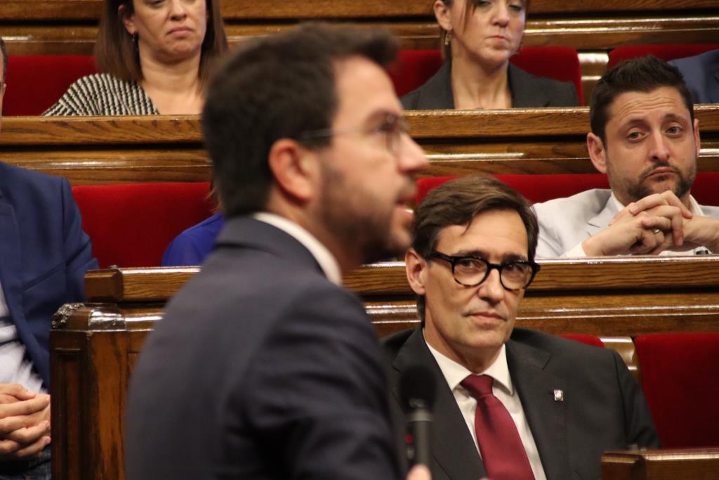 El líder del PSC, Salvador Illa, observant el president de la Generalitat, Pere Aragonès. ACN / Mariona Puig