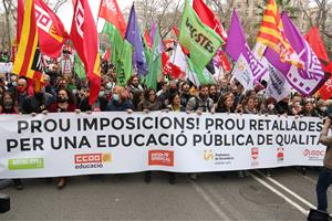 El malestar dels docents es fa palès en una manifestació multitudinària pel centre de Barcelona en el primer dia de vaga. ACN