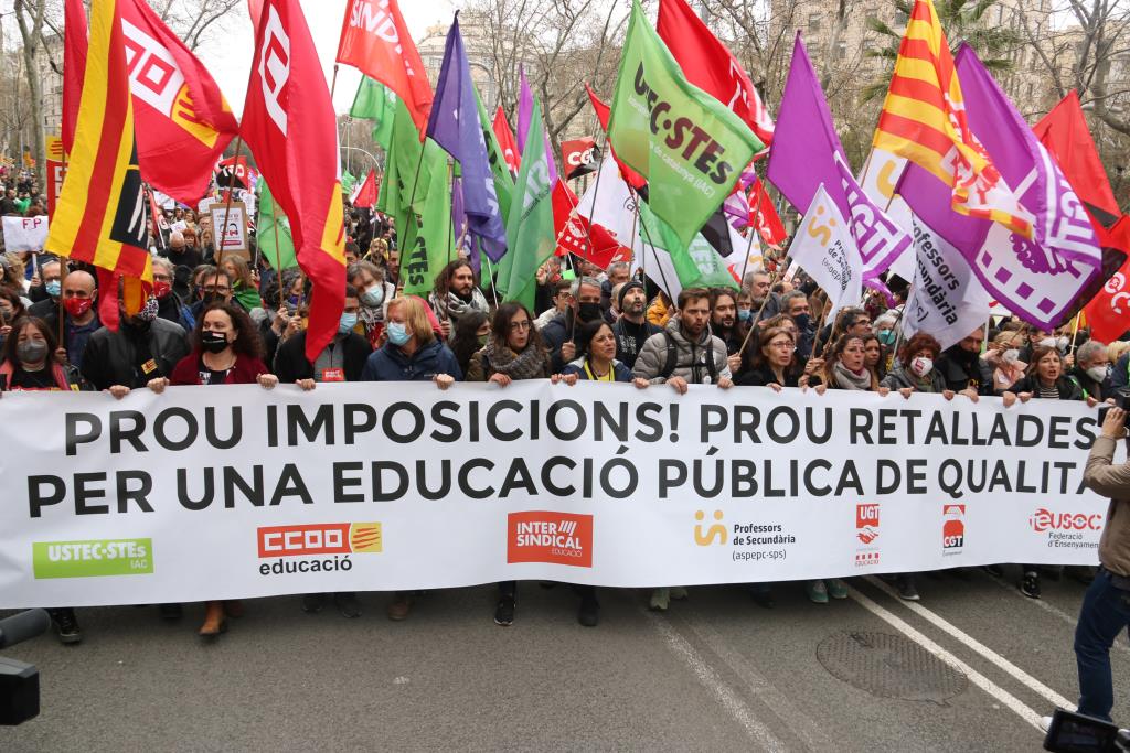 El malestar dels docents es fa palès en una manifestació multitudinària pel centre de Barcelona en el primer dia de vaga. ACN