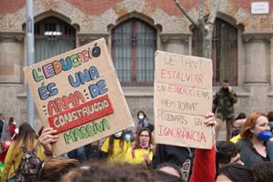 El malestar dels docents es fa palès en una manifestació multitudinària pel centre de Barcelona en el primer dia de vaga
