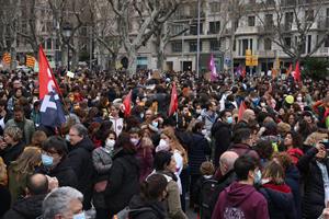 El malestar dels docents es fa palès en una manifestació multitudinària pel centre de Barcelona en el primer dia de vaga