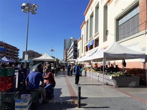 El mercadal alimentari dels dissabtes es mantindrà al centre urbà