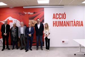 El nou conseller de Drets Socials, Carles Campuzano, durant la visita al centre humanitari de la Creu Roja a Sant Martí de Tous