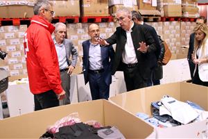 El nou conseller de Drets Socials, Carles Campuzano, durant la visita al centre humanitari de la Creu Roja a Sant Martí de Tous