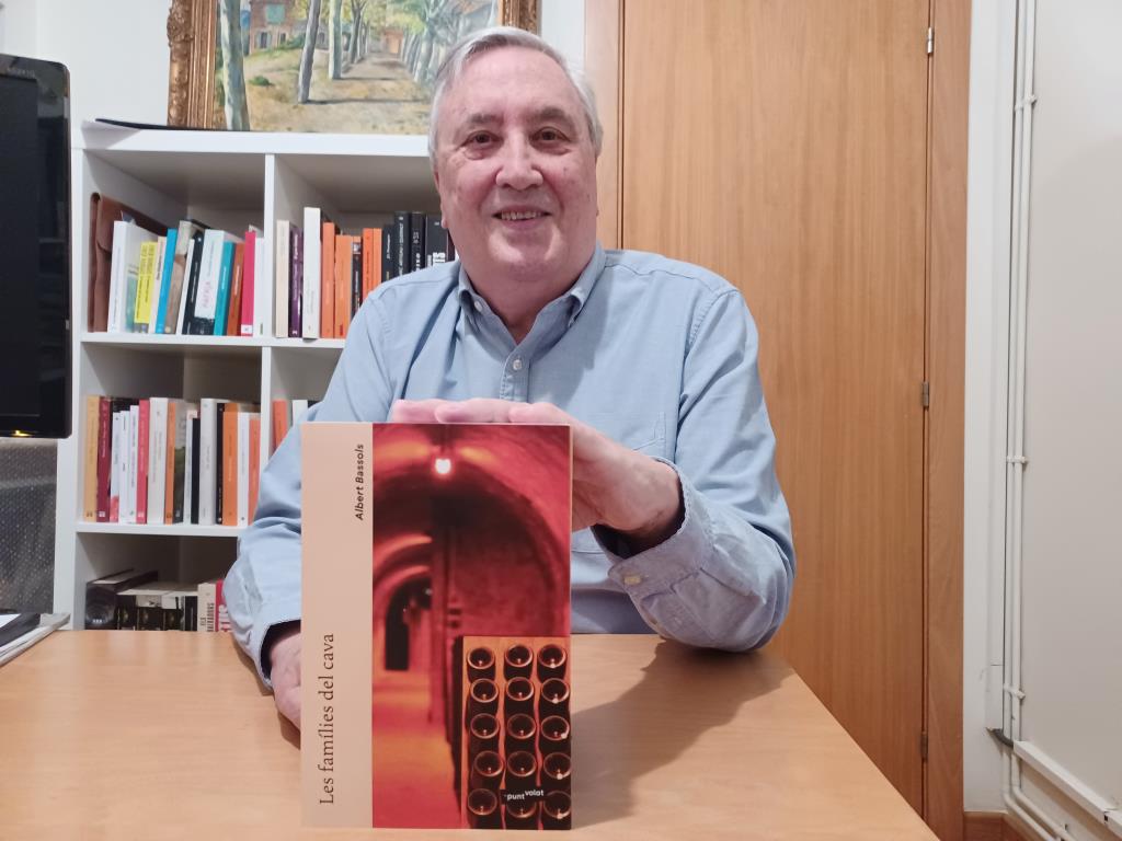 El periodista Albert Bassols ambienta la seva nova novel·la en la guerra del cava al Penedès. EIX