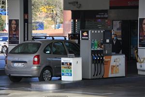 El preu de la gasolina torna a enfilar-se i marca un nou rècord, acostant-se als dos euros el litre. ACN