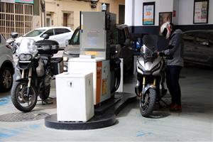 El preu dels carburants continua caient i la gasolina se situa en 1,74 euros al litre, el nivell més baix en cinc mesos. ACN