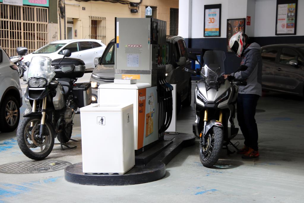 El preu dels carburants continua caient i la gasolina se situa en 1,74 euros al litre, el nivell més baix en cinc mesos. ACN