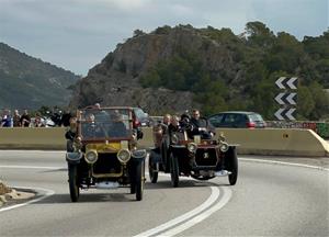 El ral·li de cotxes d'època Barcelona-Sitges recupera la presencialitat i els vestits històrics . Ajuntament de Sitges