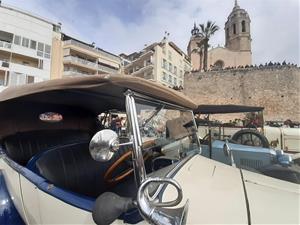 El ral·li de cotxes d'època Barcelona-Sitges recupera la presencialitat i els vestits històrics 