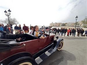 El ral·li de cotxes d'època Barcelona-Sitges recupera la presencialitat i els vestits històrics 
