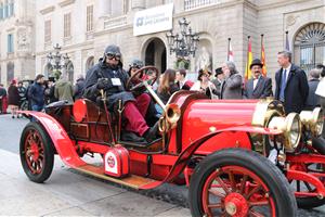 El ral·li de cotxes d'època Barcelona-Sitges recupera la presencialitat i els vestits històrics 