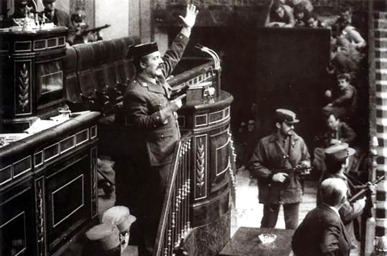 El tinent coronel Tejero a l’hemicicle del Congreso de Diputados de Madrid . Eix