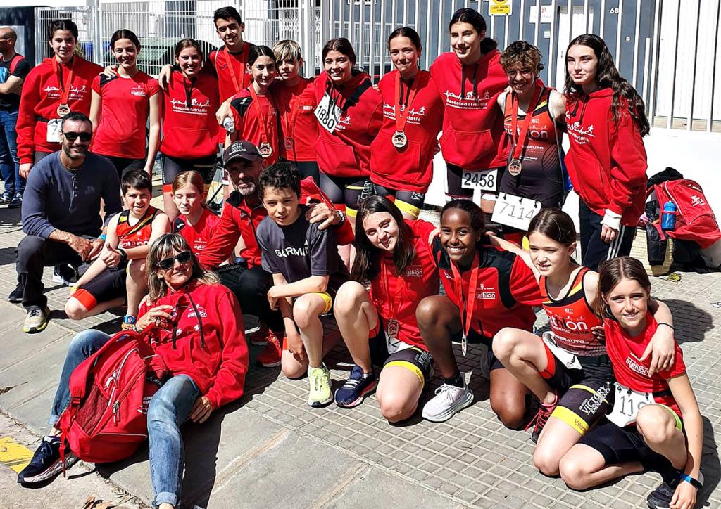 Els alumnes de l’Escola de triatló Vilarenc Aqua . Eix