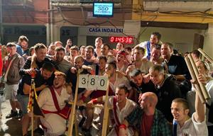 Els bastoners de Vilafranca baten el rècord de pavanes ballant-ne 380 consecutivament. Bastoners de Vilafranca