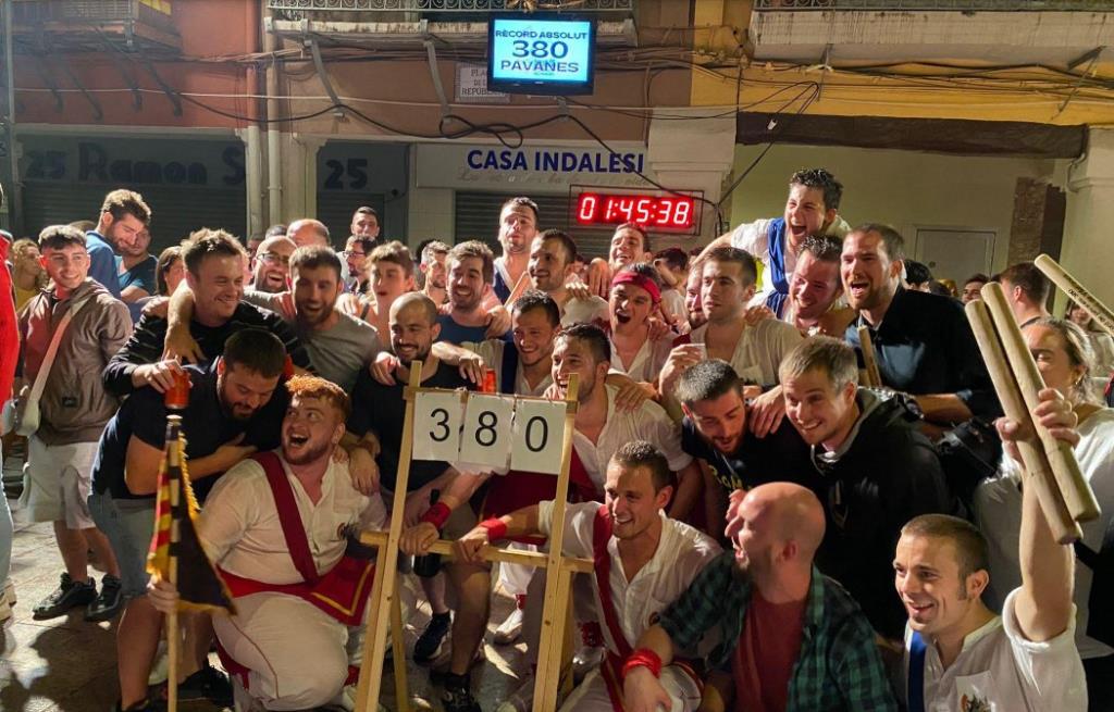 Els bastoners de Vilafranca baten el rècord de pavanes ballant-ne 380 consecutivament. Bastoners de Vilafranca