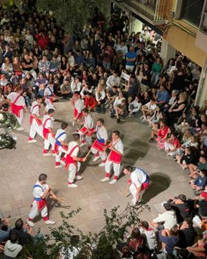 Els bastoners de Vilafranca baten el rècord de pavanes ballant-ne 380 consecutivament