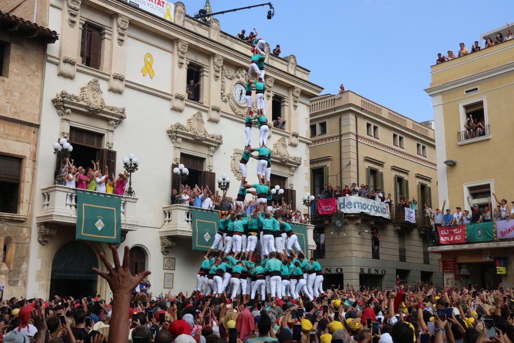 Els Castellers de Vilafranca carreguen el primer 3 de 10 post covid. ACN