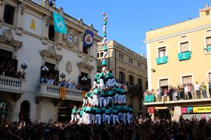 Els Castellers de Vilafranca fan història i carreguen l’inèdit pilar de 9 amb folre, manilles i puntals. ACN