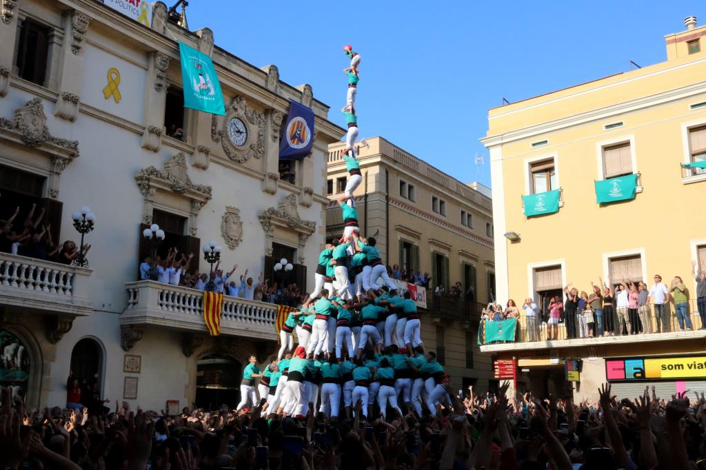 Els Castellers de Vilafranca fan història i carreguen l’inèdit pilar de 9 amb folre, manilles i puntals. ACN