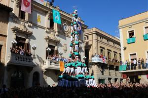 Els Castellers de Vilafranca fan història i carreguen l’inèdit pilar de 9 amb folre, manilles i puntals
