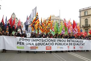 Els docents tornen a sortir als carrers de Barcelona en contra de la política d'Educació en el quart dia de vaga. ACN