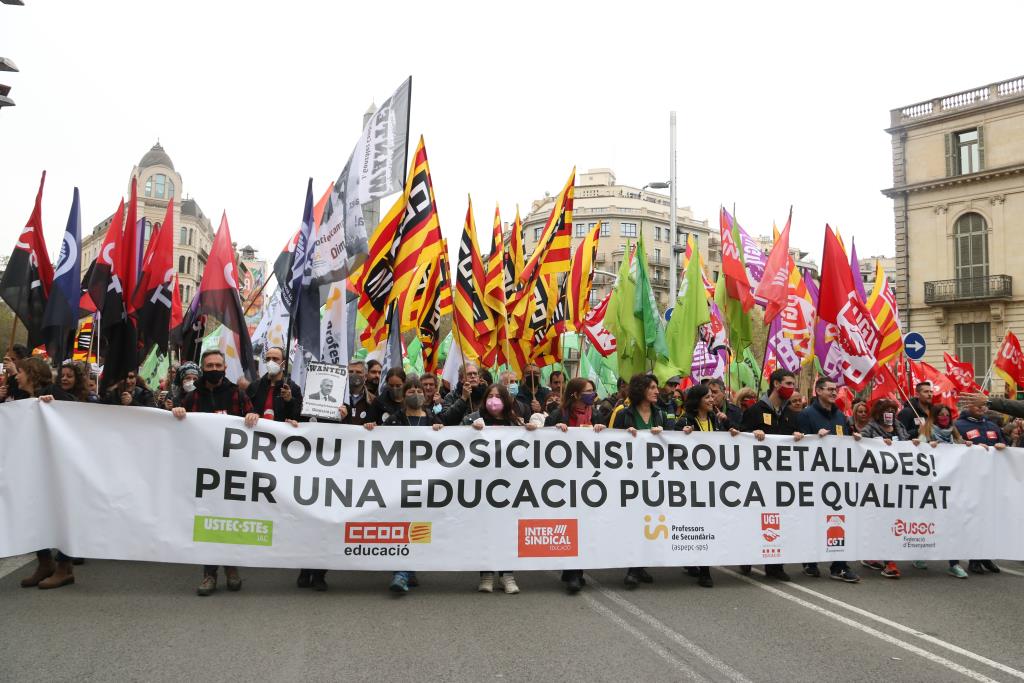 Els docents tornen a sortir als carrers de Barcelona en contra de la política d'Educació en el quart dia de vaga. ACN