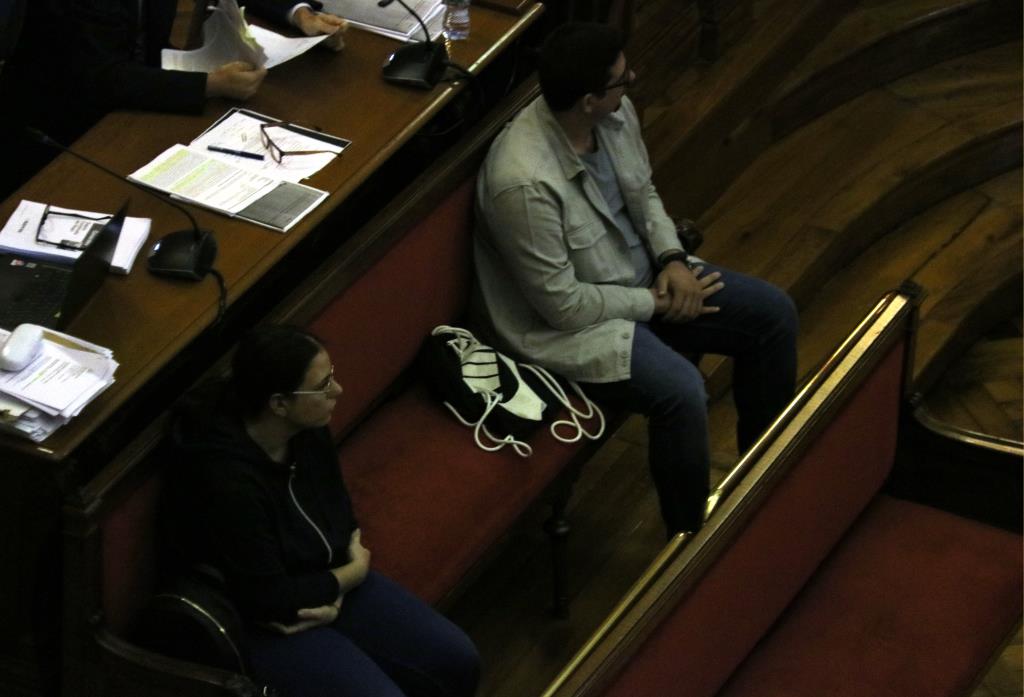 Els dos acusats pel crim de Vilanova i la Geltrú, asseguts al banc de l'Audiència de Barcelona pel judici amb jurat popular. ACN