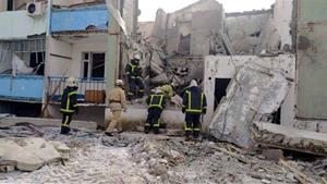 Els equips d'emergències d'Ucraïna treballen en un edifici bombardejat a la regió de Khàrkiv. ACN