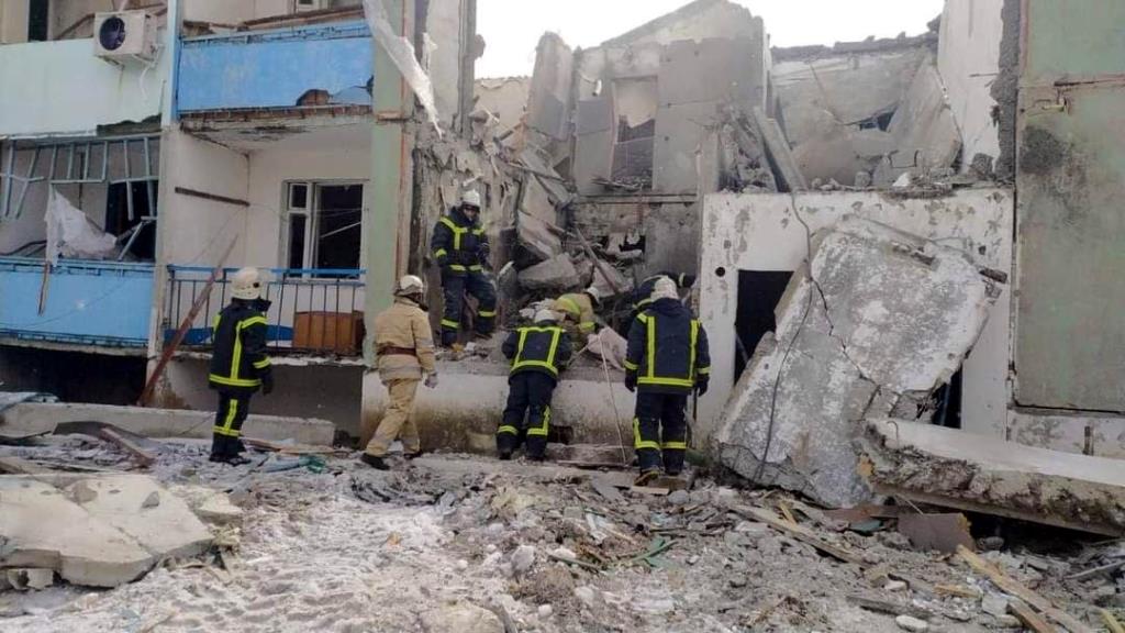 Els equips d'emergències d'Ucraïna treballen en un edifici bombardejat a la regió de Khàrkiv. ACN