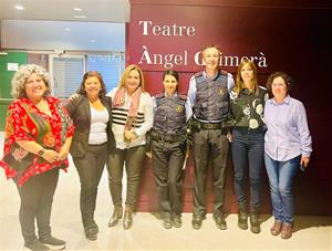 Els estudiants de l'Institut Andreu Nin del Vendrell aprenen a detectar casos de maltractament de dones grans. EIX