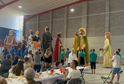Els gegants de Torrelavit reuneixen sis colles geganteres per celebrar el 30è aniversari a la Gotimada  . Ajuntament de Torrelavit