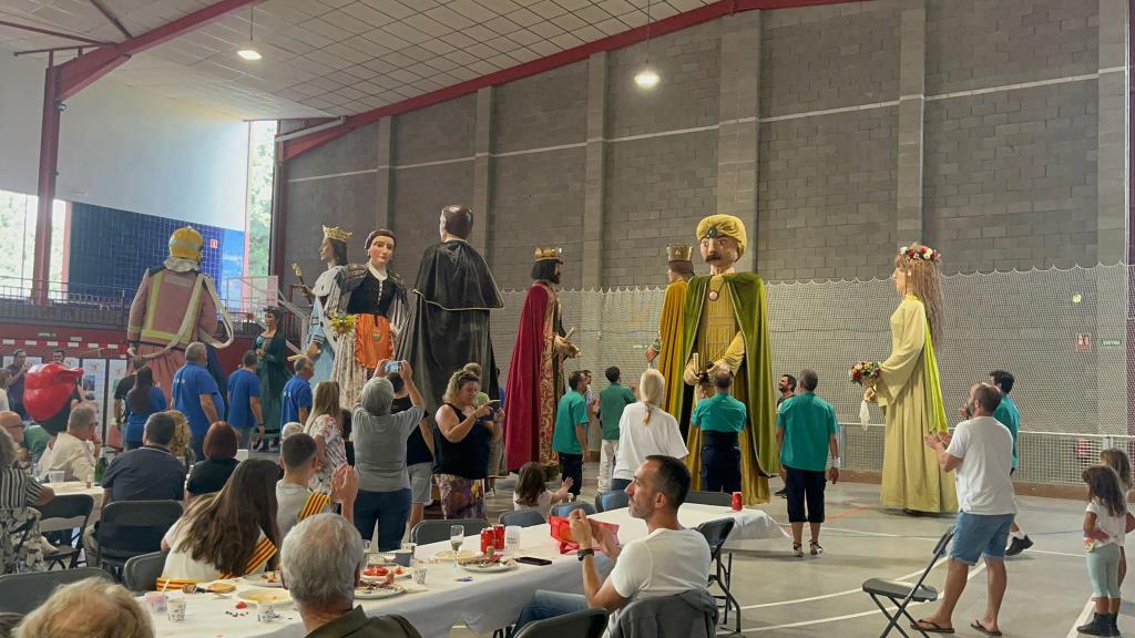 Els gegants de Torrelavit reuneixen sis colles geganteres per celebrar el 30è aniversari a la Gotimada  . Ajuntament de Torrelavit