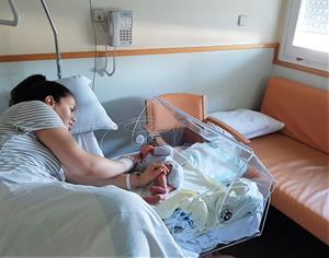 Els hospitals del Garraf i l'Alt Penedès instal·len bressols per facilitar el collit entre la mare i el nadó