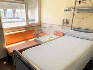 Els hospitals del Garraf i l'Alt Penedès instal·len bressols per facilitar el collit entre la mare i el nadó