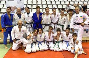 Els integrants de l'Escola de Judo Vilafranca-Vilanova a Girona. Eix