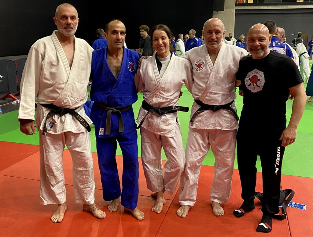 Els judoques de l’Escola de Judo Vilafranca-Vilanova amb el seu entrenador. Eix