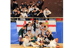 Els jugadors del Bàsquet Sitges – La Guixeta celebrant la victòria. Eix