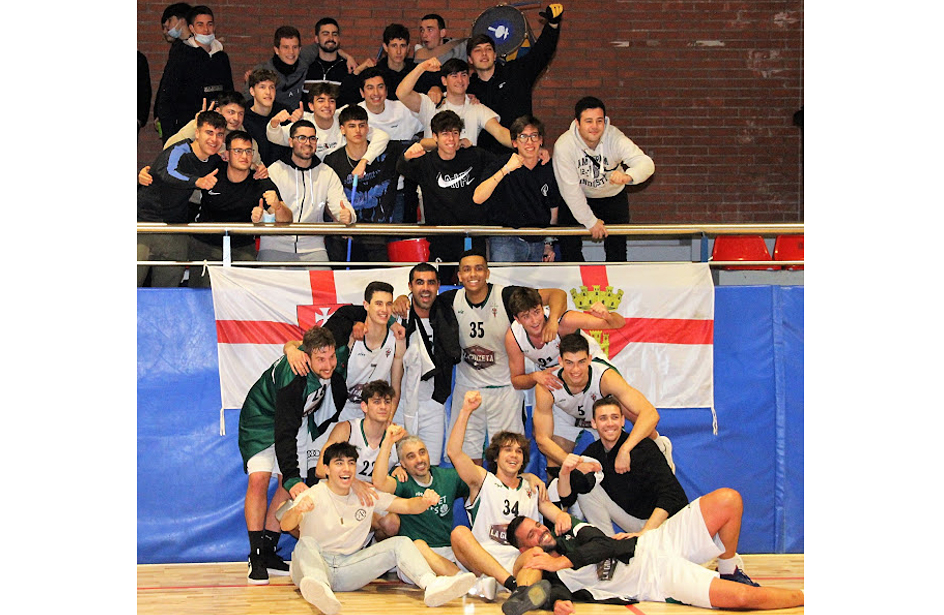 Els jugadors del Bàsquet Sitges – La Guixeta celebrant la victòria. Eix
