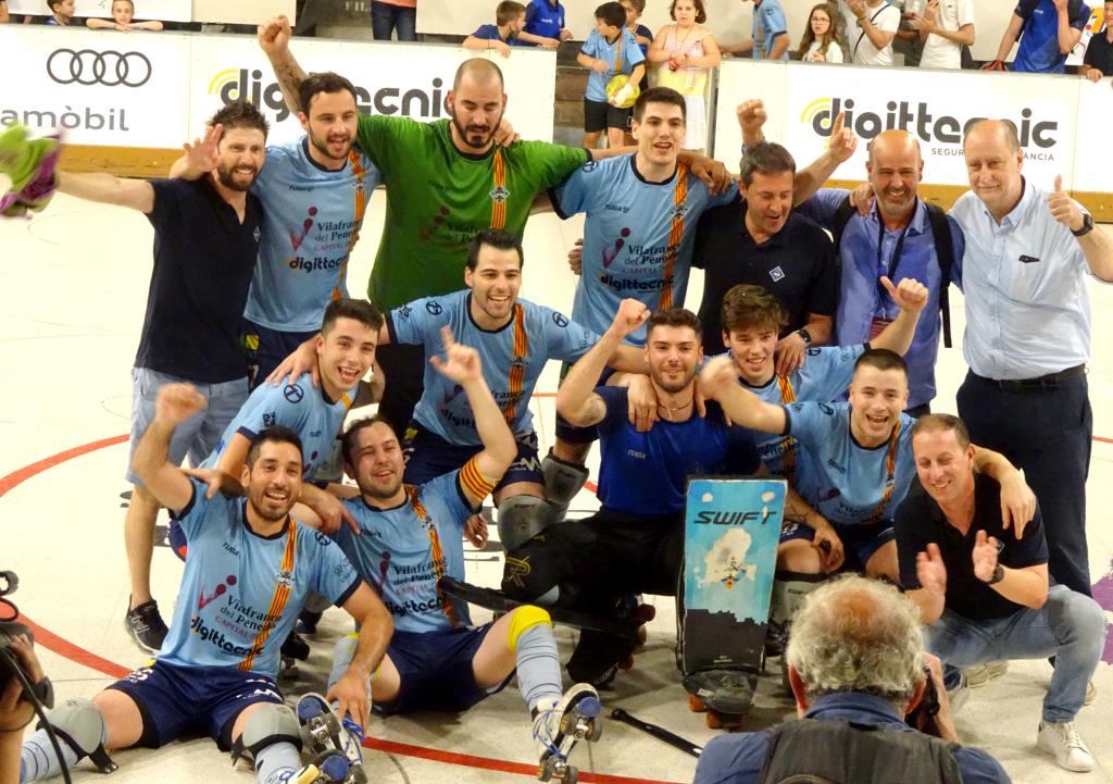 Els jugadors del CP Vilafranca celebrant l'ascens a OK Lliga. Eix