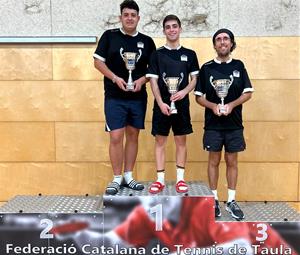 Els jugadors del CTT Vilanova al podi. Eix