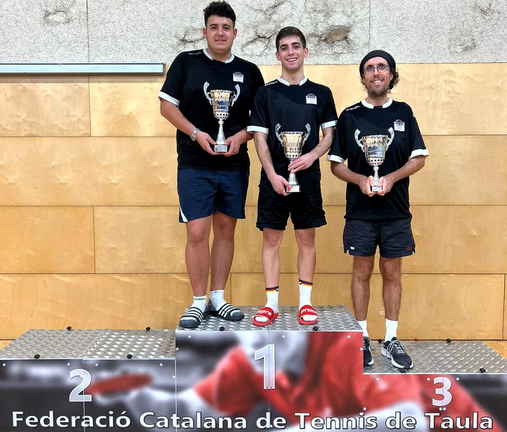 Els jugadors del CTT Vilanova al podi. Eix