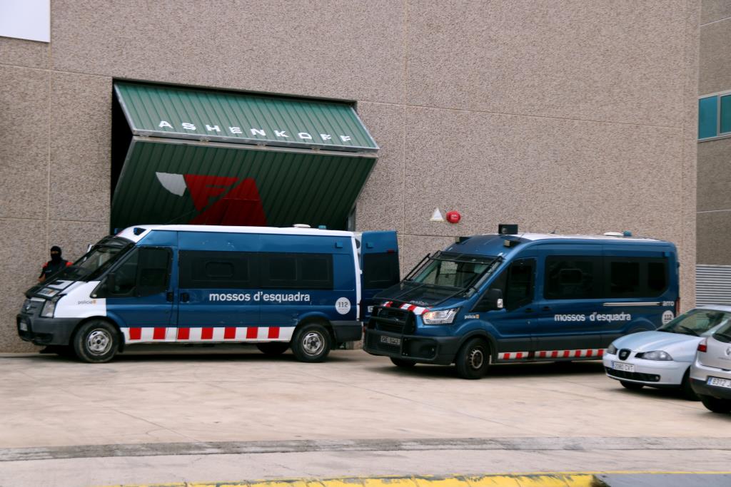 Els Mossos i la policia duanera han fet una entrada a una nau industrial de la Bisbal del Penedès. ACN