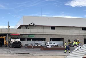 Els operadors del nou parc comercial de Vilanova ultimen els treballs per obrir la primera setmana de desembre. EIX